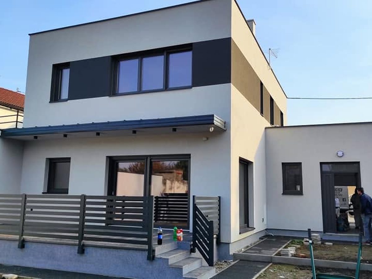 Završena obiteljska kuća, bungalov s bijelom fasadom
