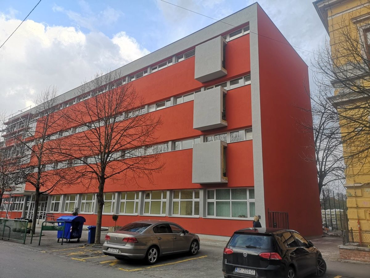 Moderna dvokatna kuća s crno-bijelom kombinacijom fasade