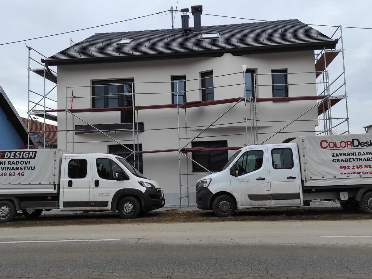 Sanirana fasada crvene boje na višekatnoj zgradi