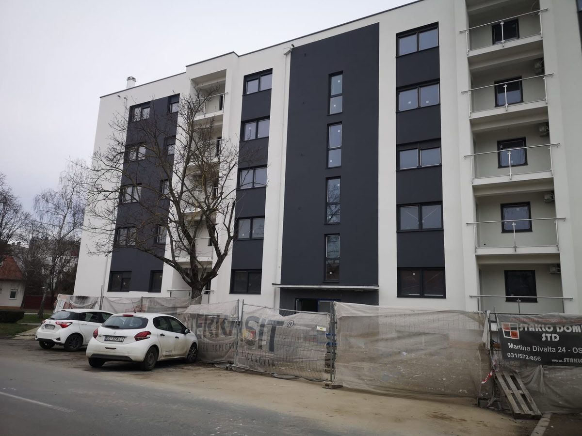 Obnovljena fasada dvokatnice u bijeloj boji